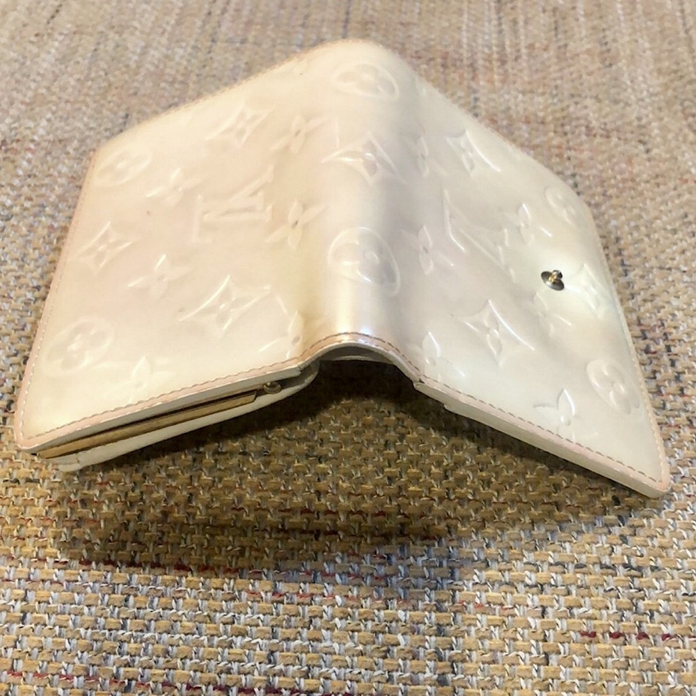 LOUIS VUITTON Ivory Vernis Leather Kiss Lock Bifold Wallet MI0076 - Picture 13 of 17